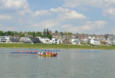 Mädchen Wettkampfklasse II (hellblaues Boot) auf dem Weg zum Stadtmeistertitel